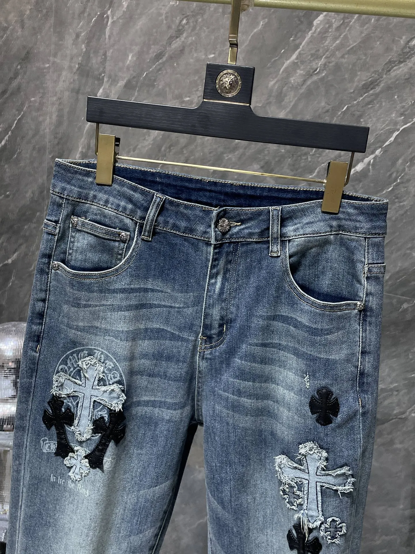 P276 Chrome Hearts🌸Jeans are here🌸 Willow cross ripped jeans. Exclusive custom weaving and dyeing. 100% pure cotton high weight denim fabric. High quality washing! After the pants are finished, do heavy enzyme stone washing and rinsing!  ✨Heavy leather embroidery➕Hand-sewn➕Denim whiskers✨Original hardware mold opening! Carrying various craft elements, this season’s most heavily crafted denim trousers!  Suitable for all kinds of outfits and can be worn in all seasons. Recommended color: dyed denim blue. Code numbers: S, M, L, XL